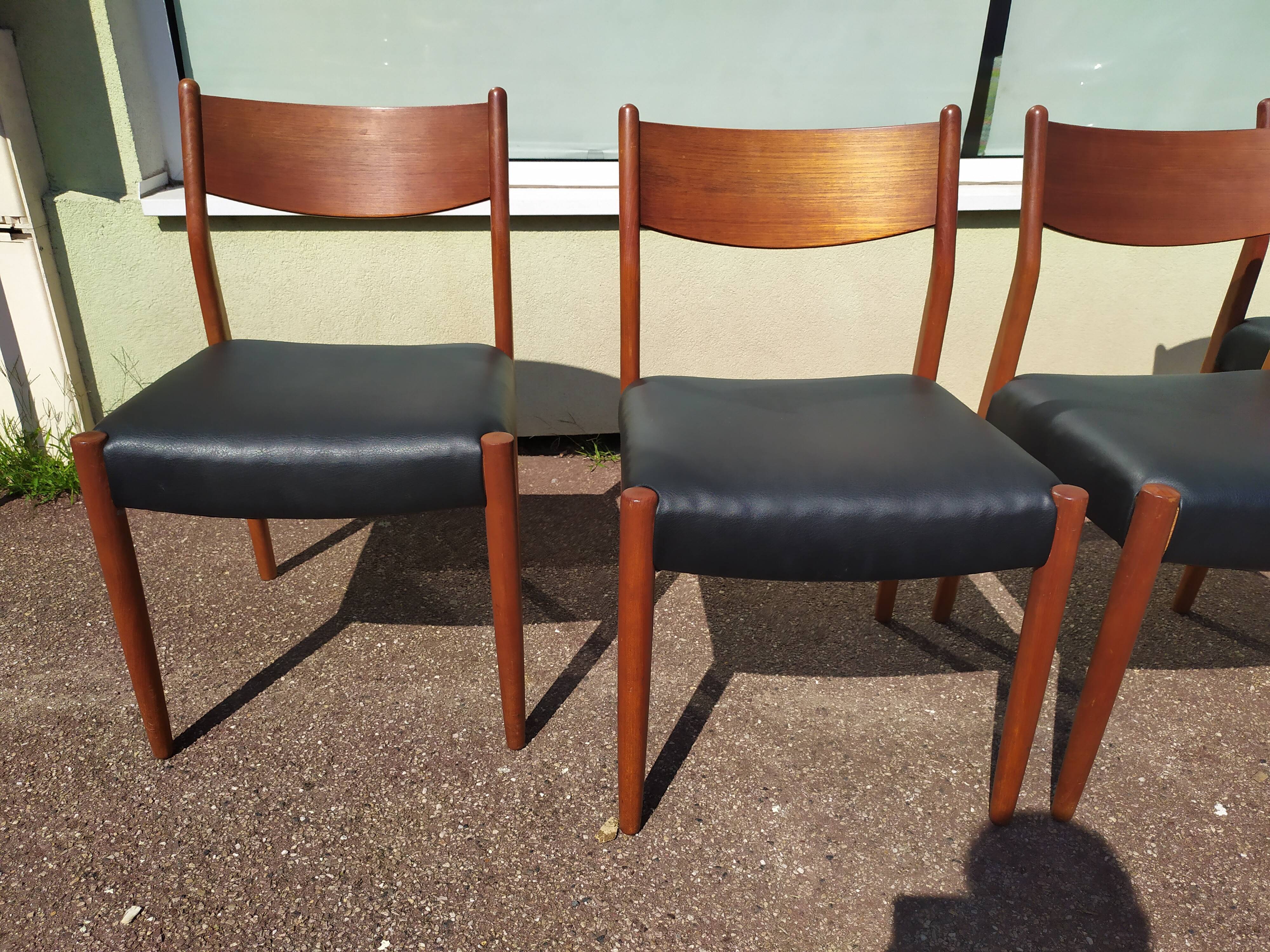 Set of 4 Scandinavian teak chairs in black leather