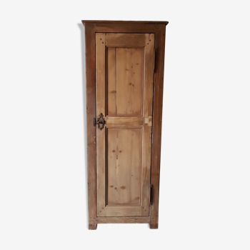 Armoire étroite ancienne