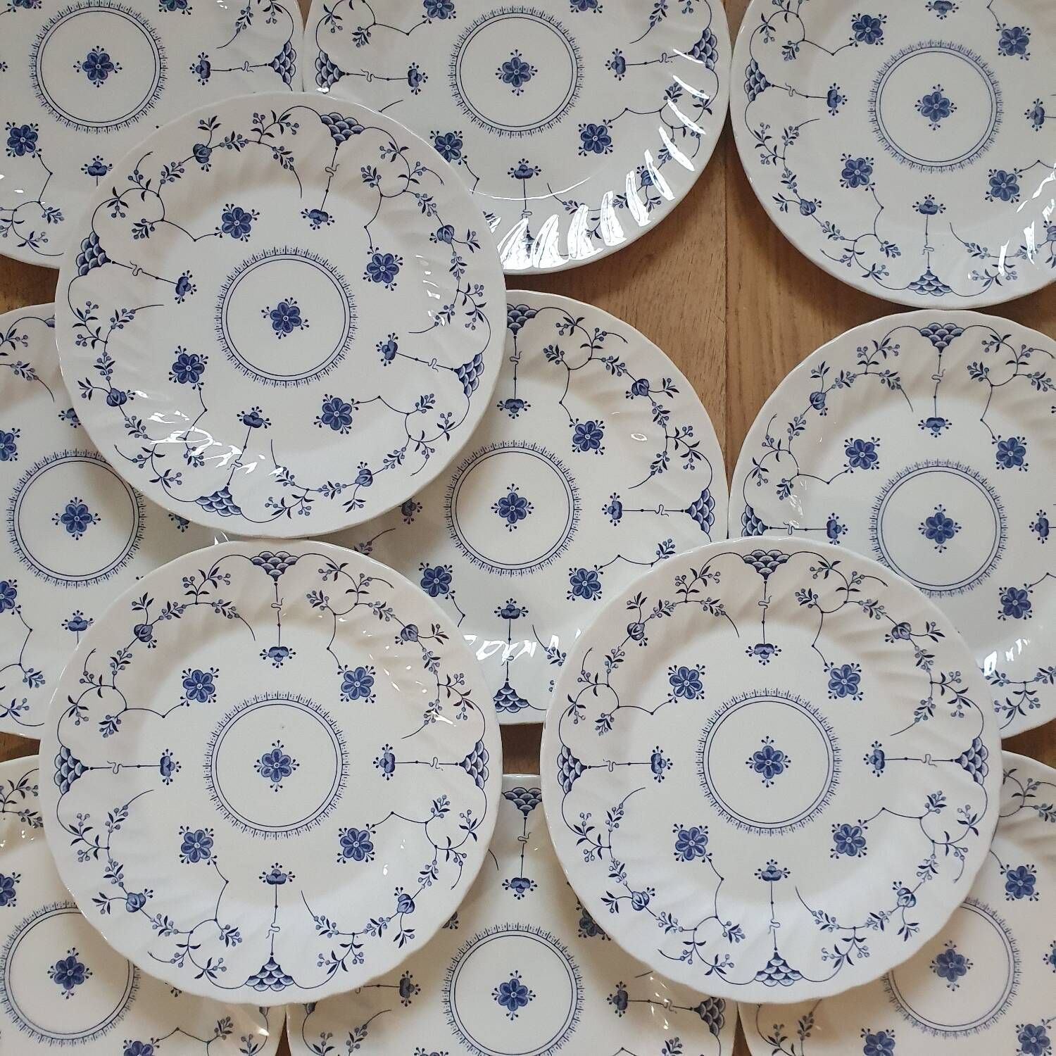 12 English porcelain plates Churchill Finlandia