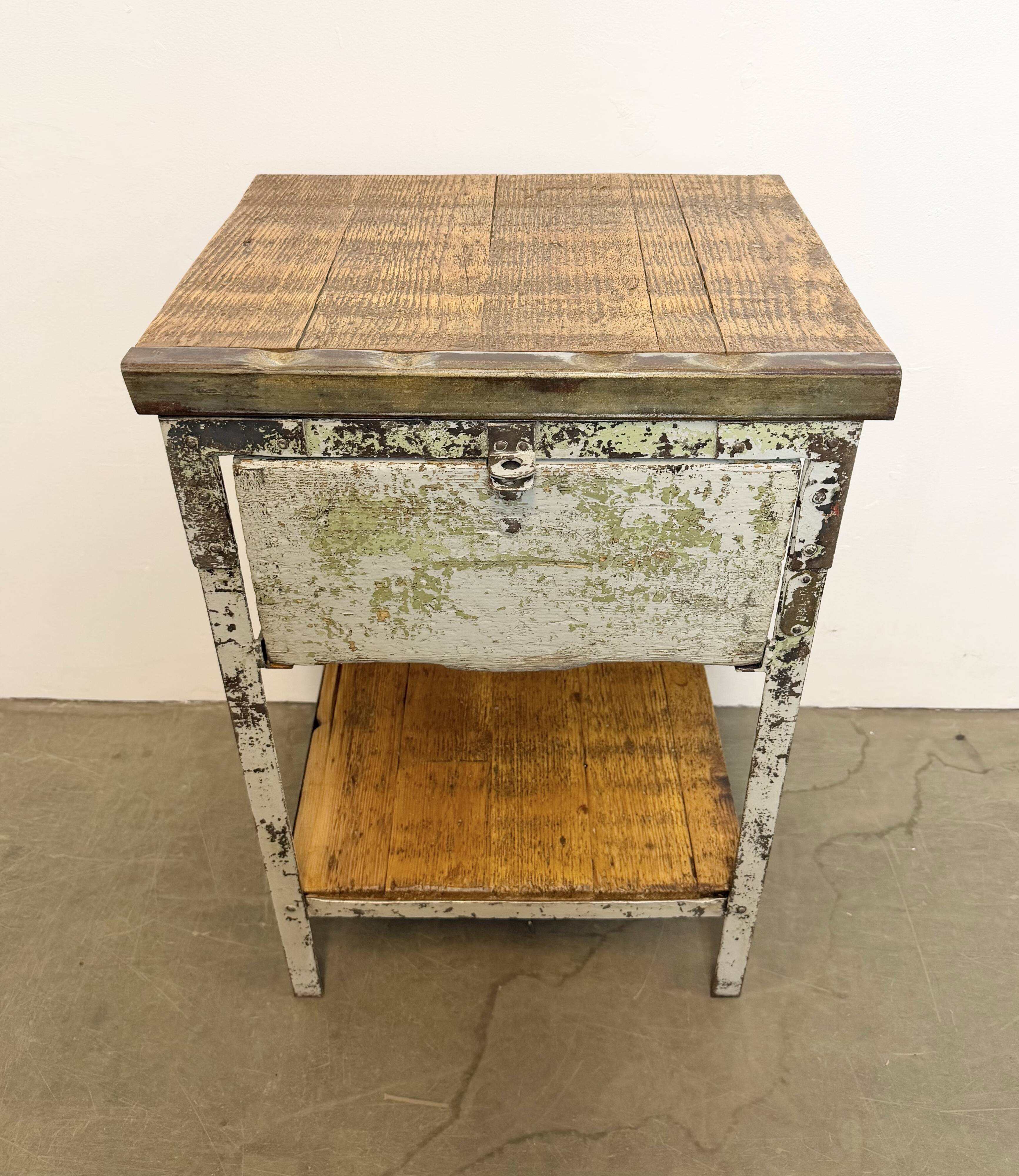 Commode en fer industriel gris, années 1950