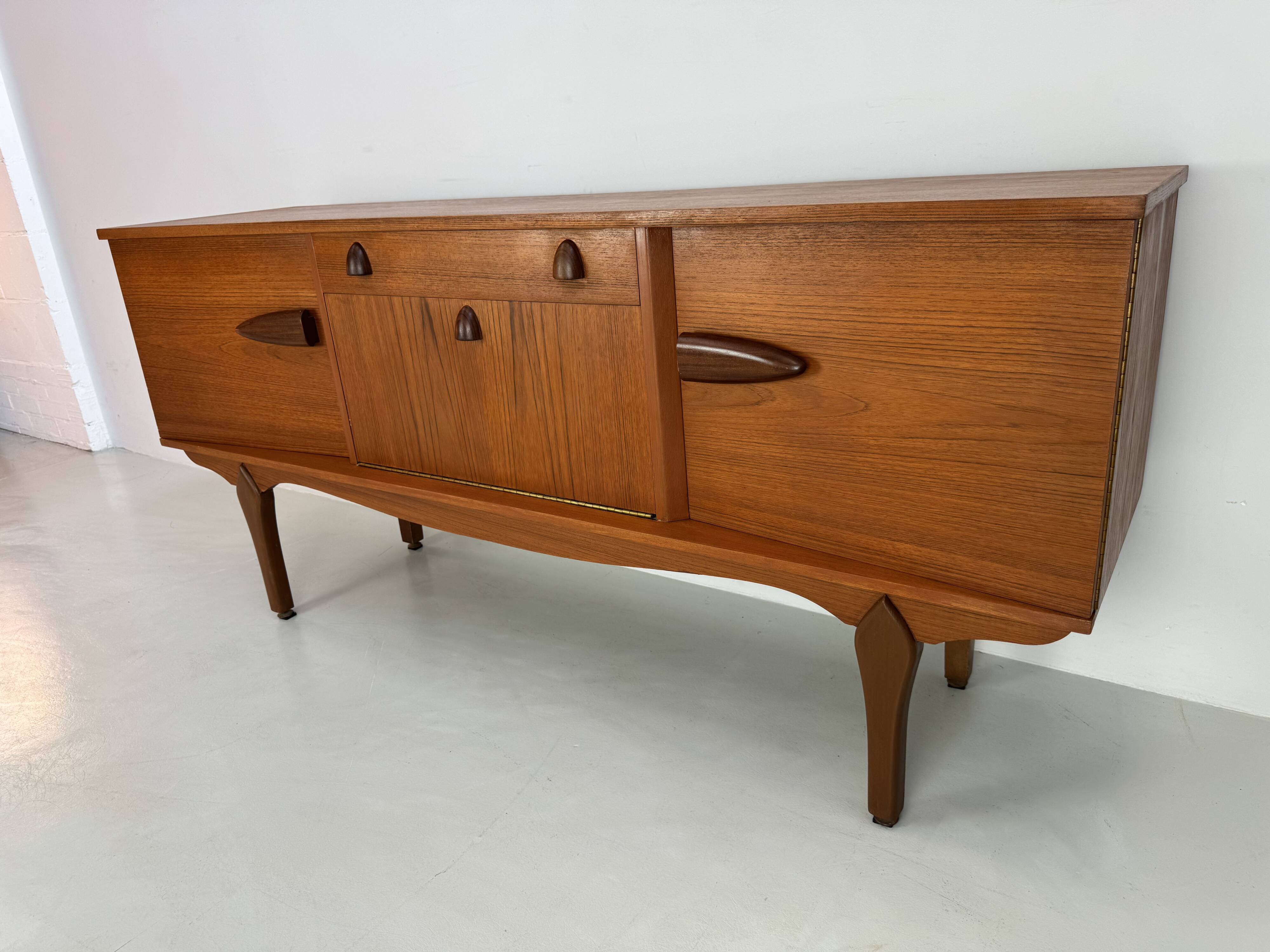 Buffet unique de style art déco des années 60 avec poignées en palissandre.