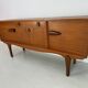 Buffet unique de style art déco des années 60 avec poignées en palissandre.