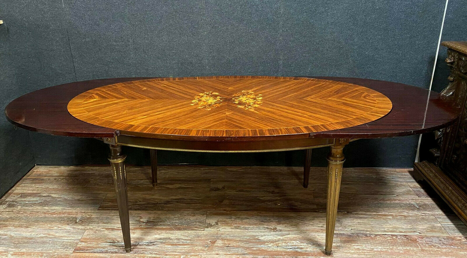 Louis XVI table has extensions in precious wood marquèterie