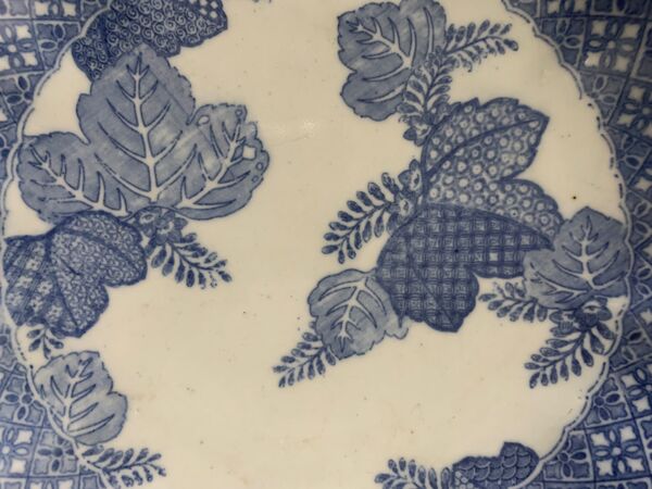 Assiette creuse chinoise inspirée de la famille bleue de la compagnie des Inde, milieu du 19e siècle