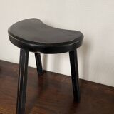 Bean-shaped tripod stool