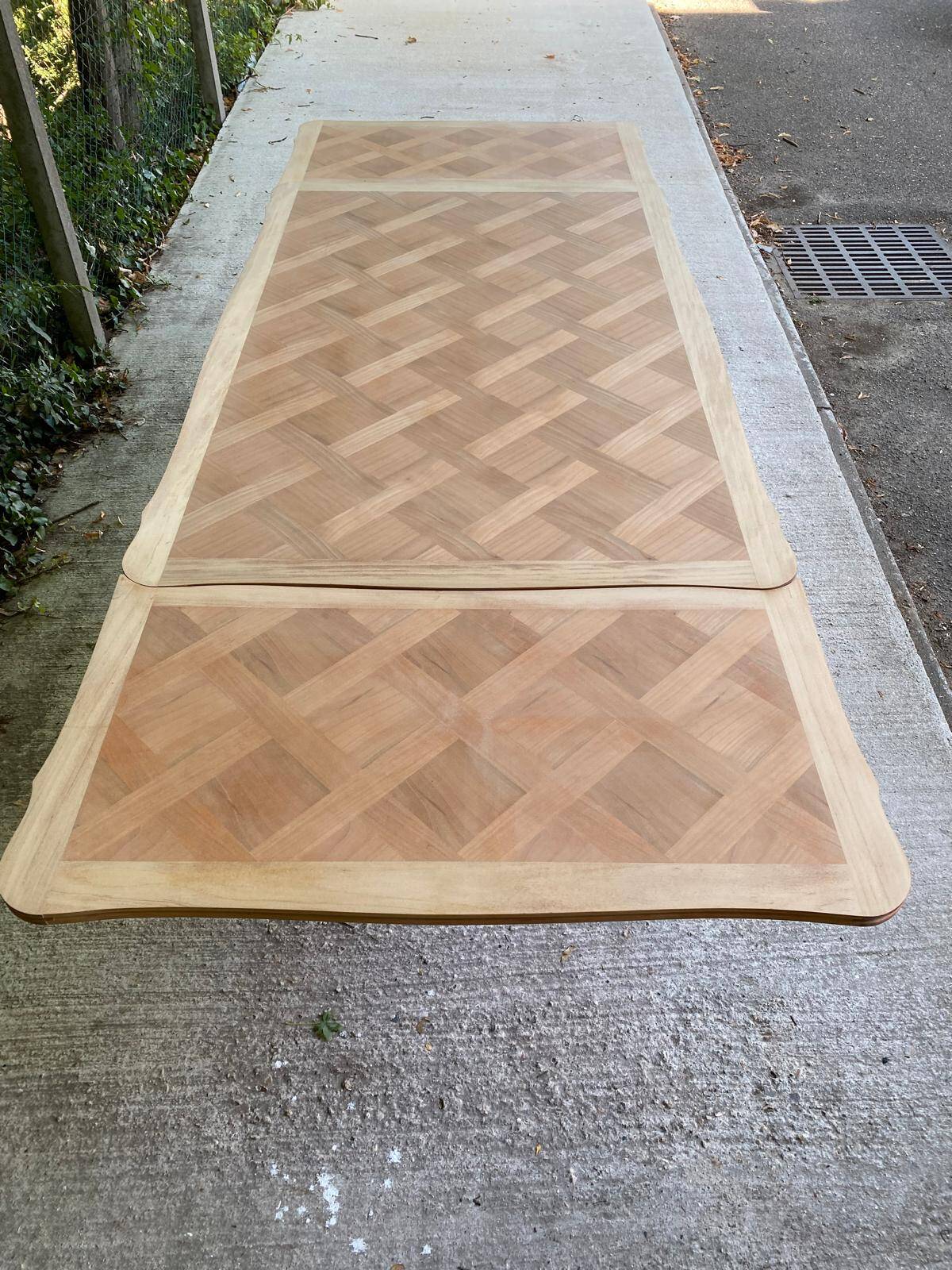 Louis XV extendable dining table, 20th century, renovated in solid oak, 260cm