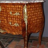 Commode de style Louis XV en marqueterie de cube