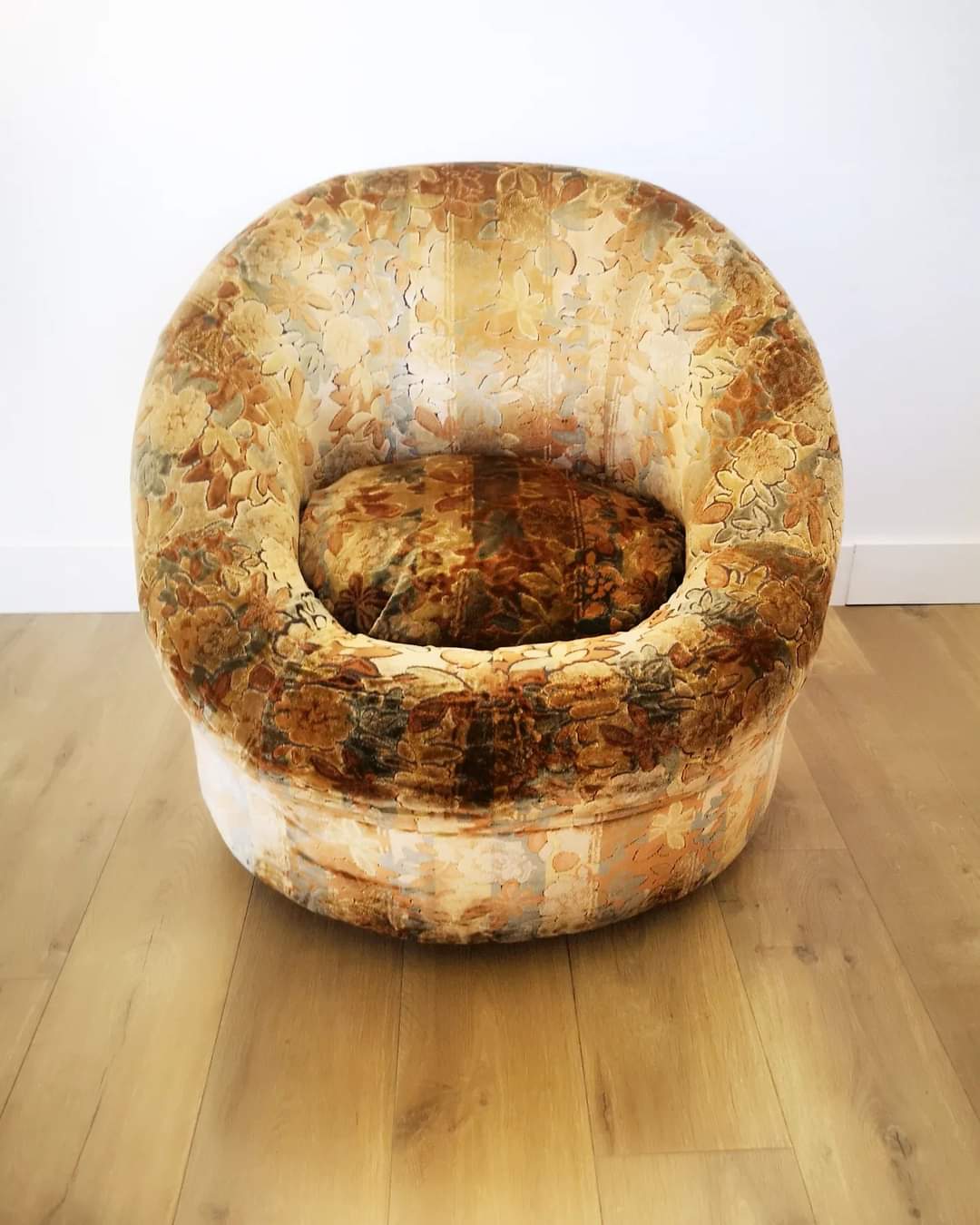 Pair of rounded armchairs in floral velvet