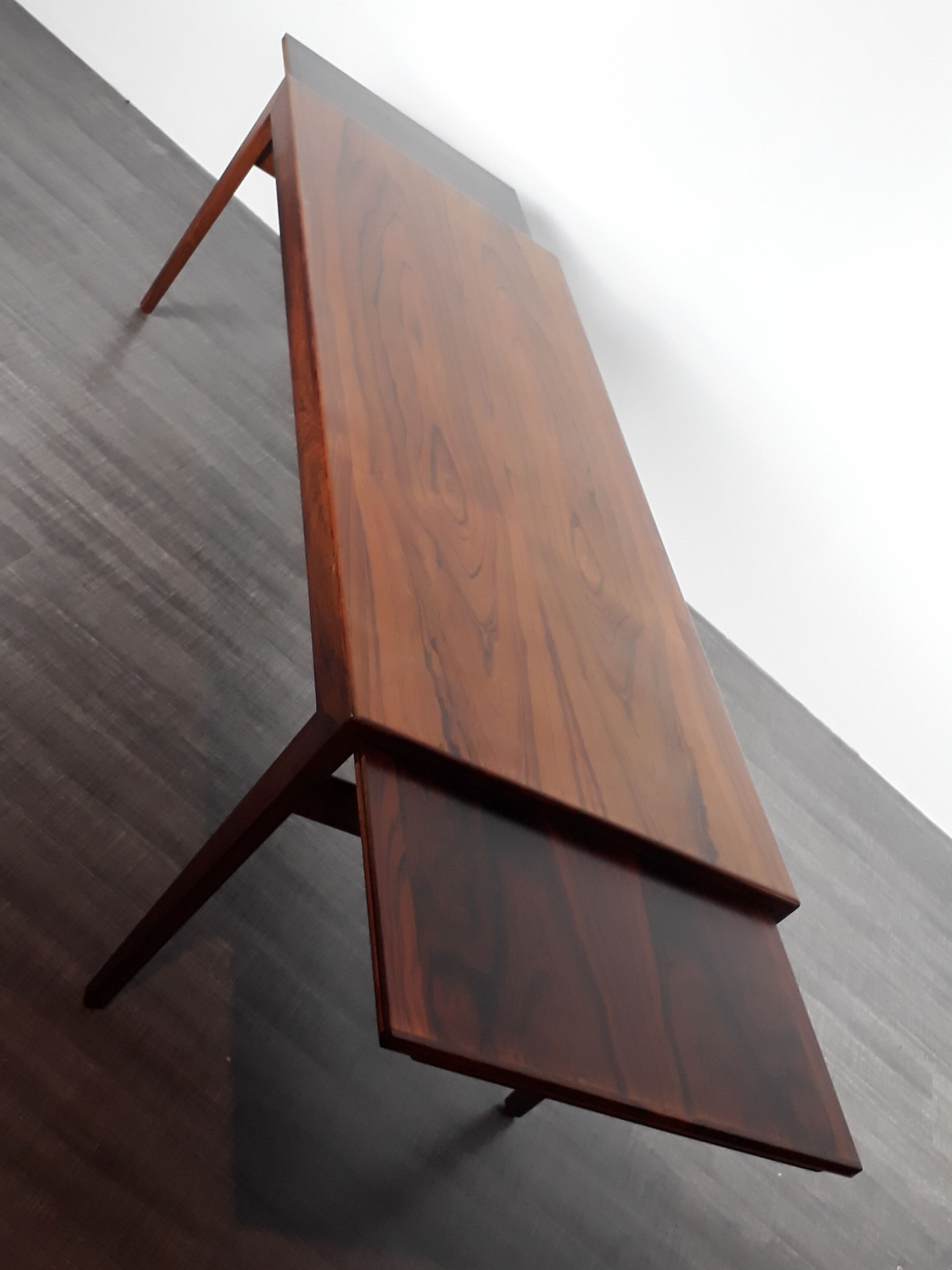 Extendable coffee table