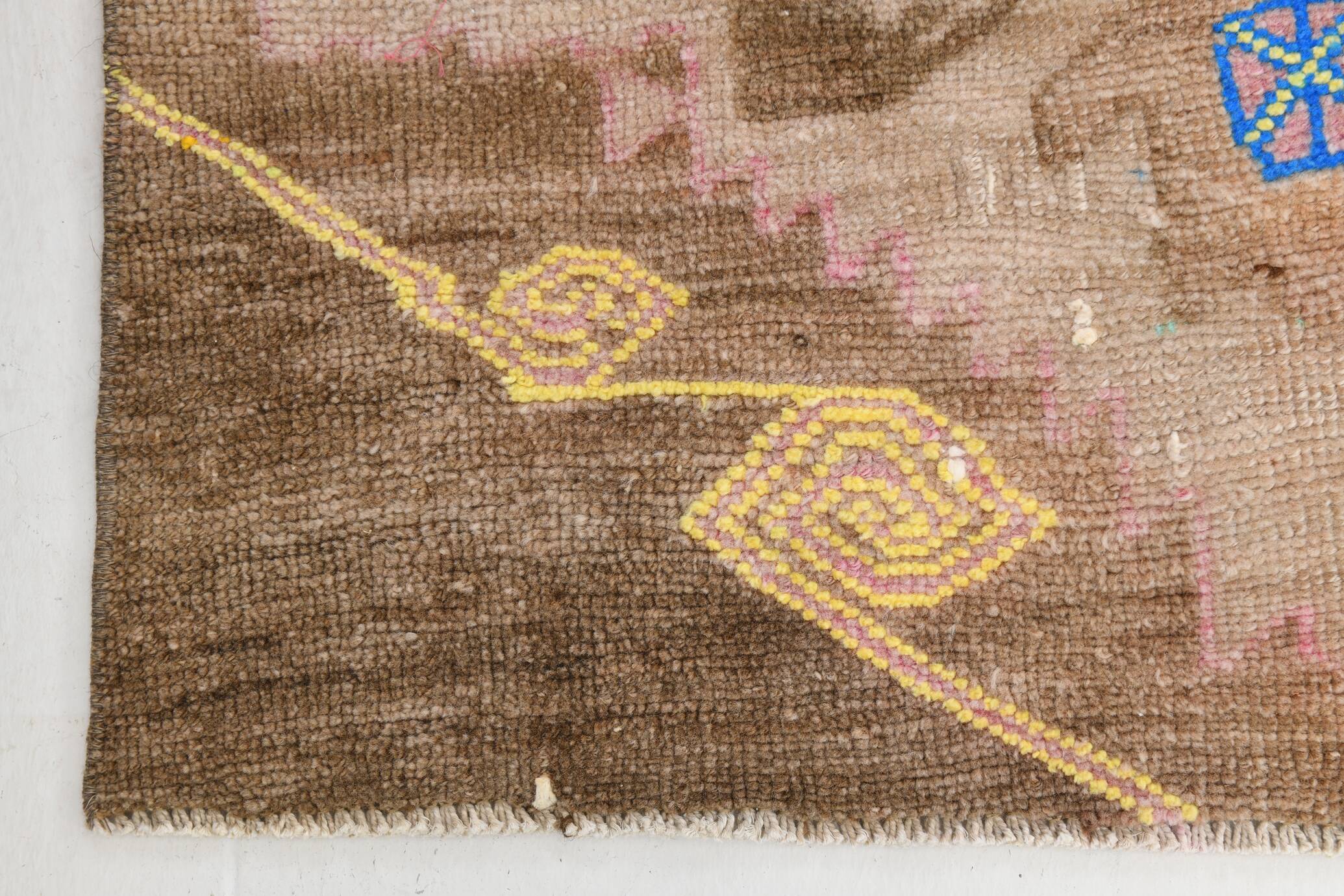 Tapis Couloir Vintage Turc, Marron, Rouge & Bleu Motifs Tribaux Géométrique