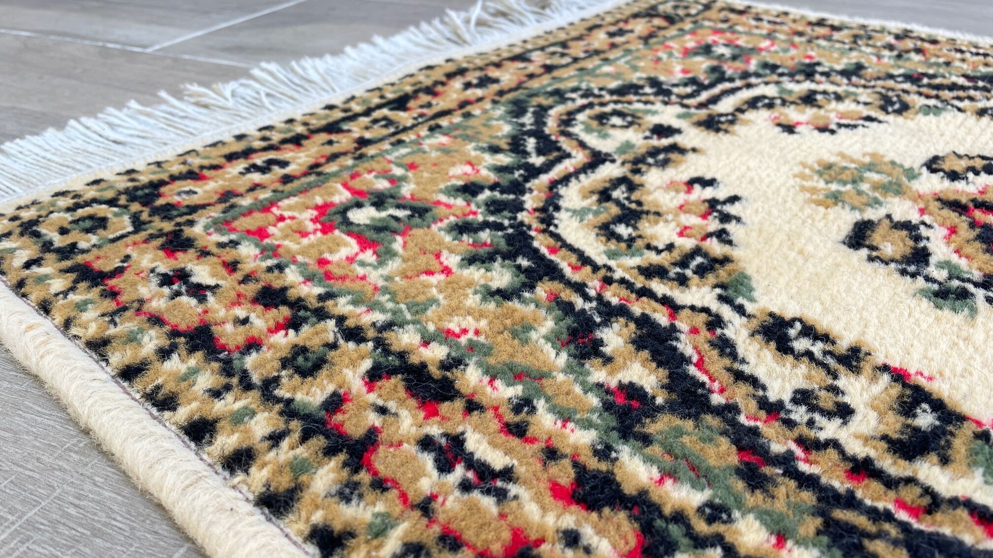 Beige mechanical carpet 80s