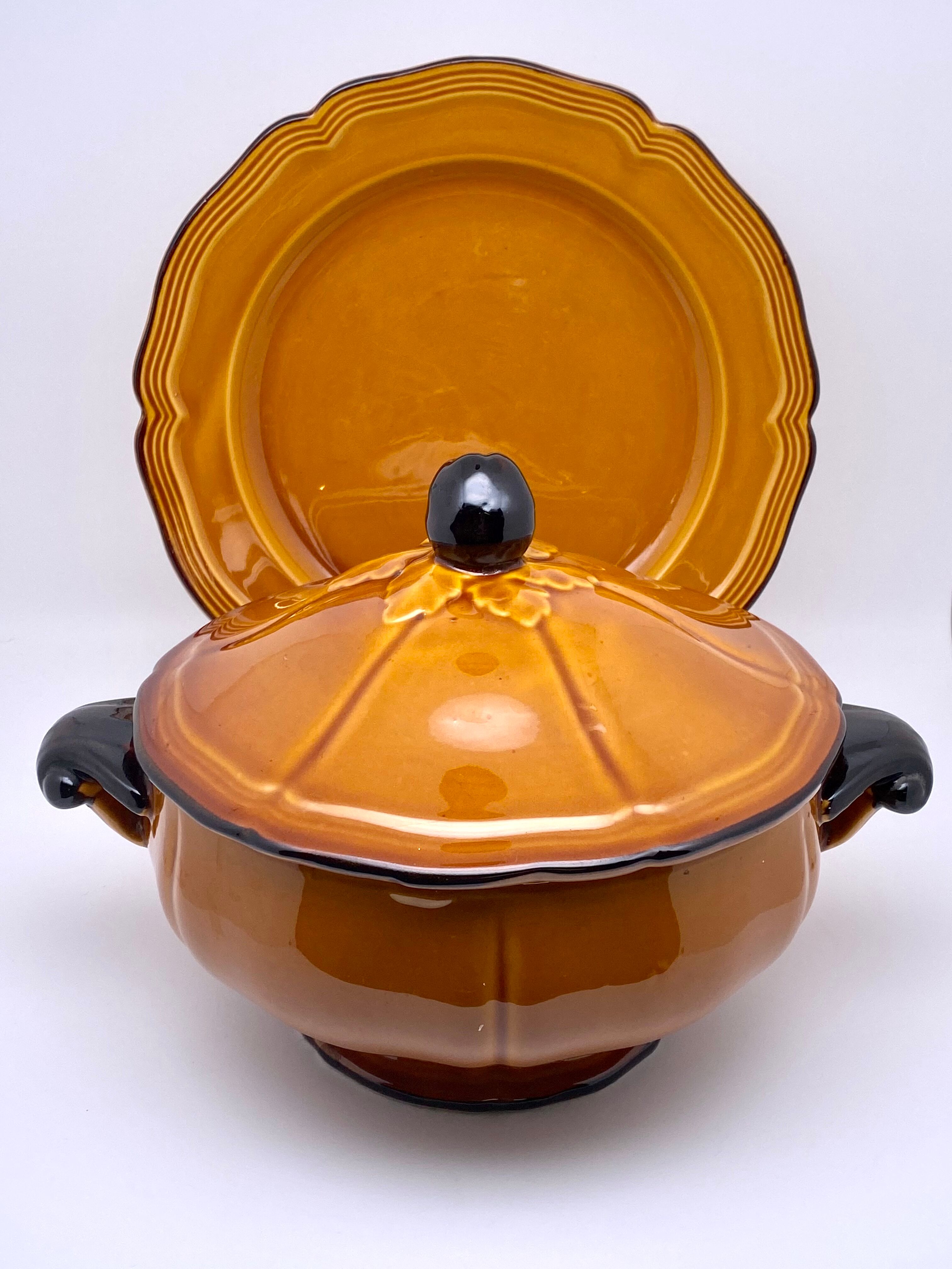 Soup tureen and its dish