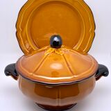 Soup tureen and its dish