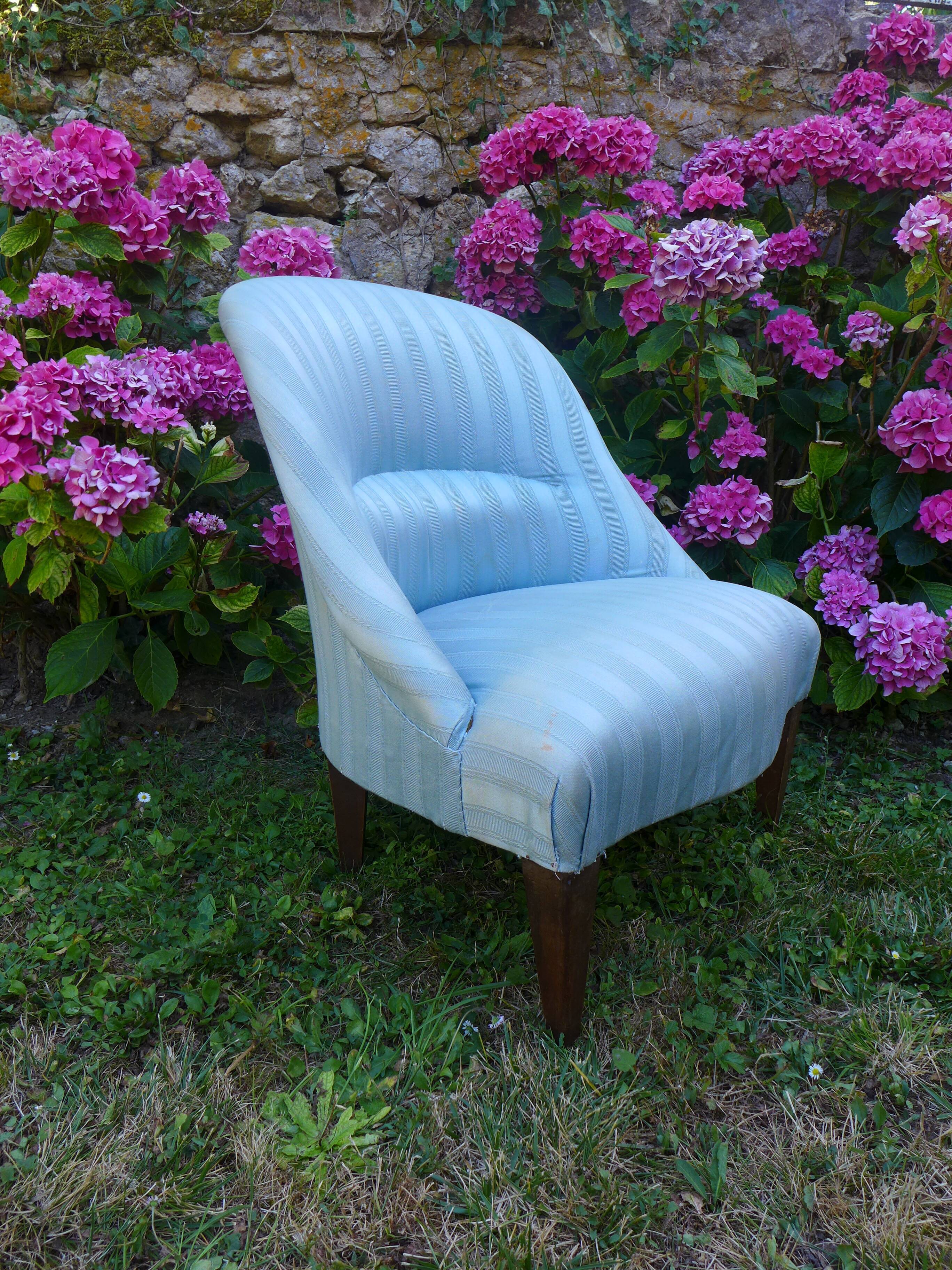 Blue toad chair