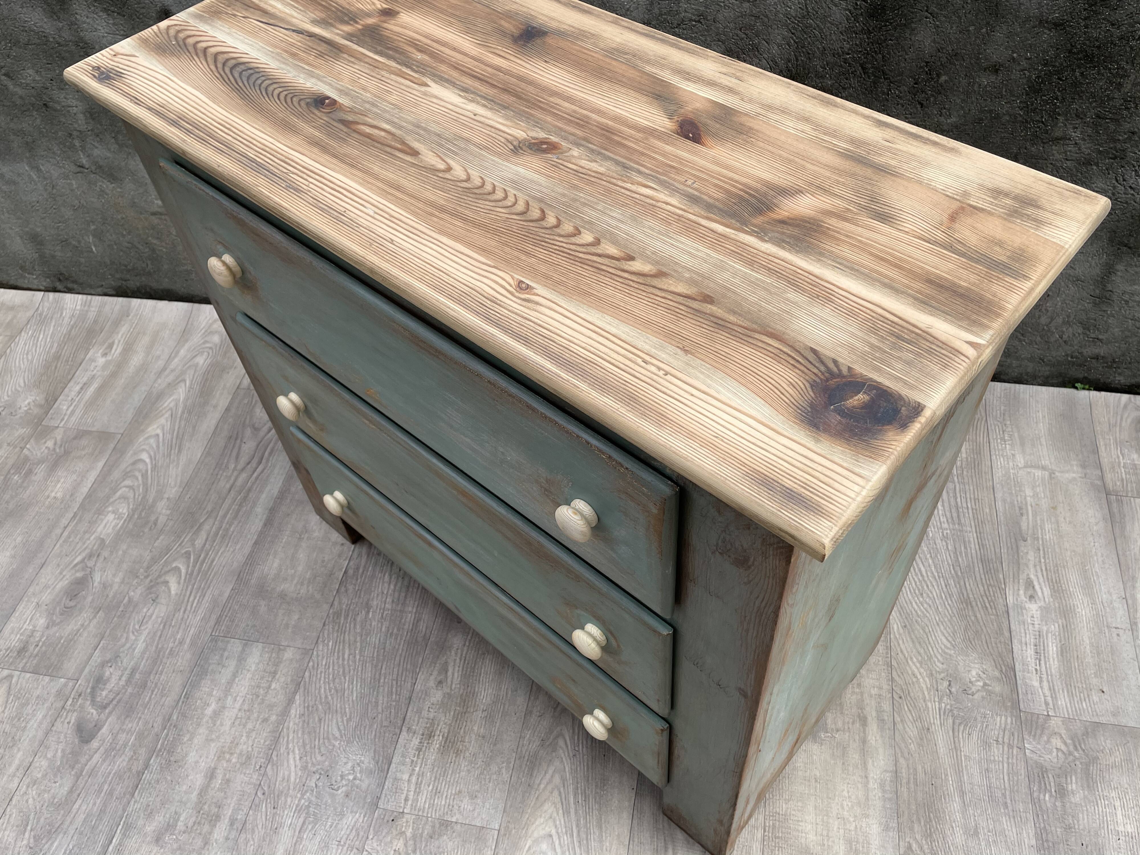 Commode en bois patinée