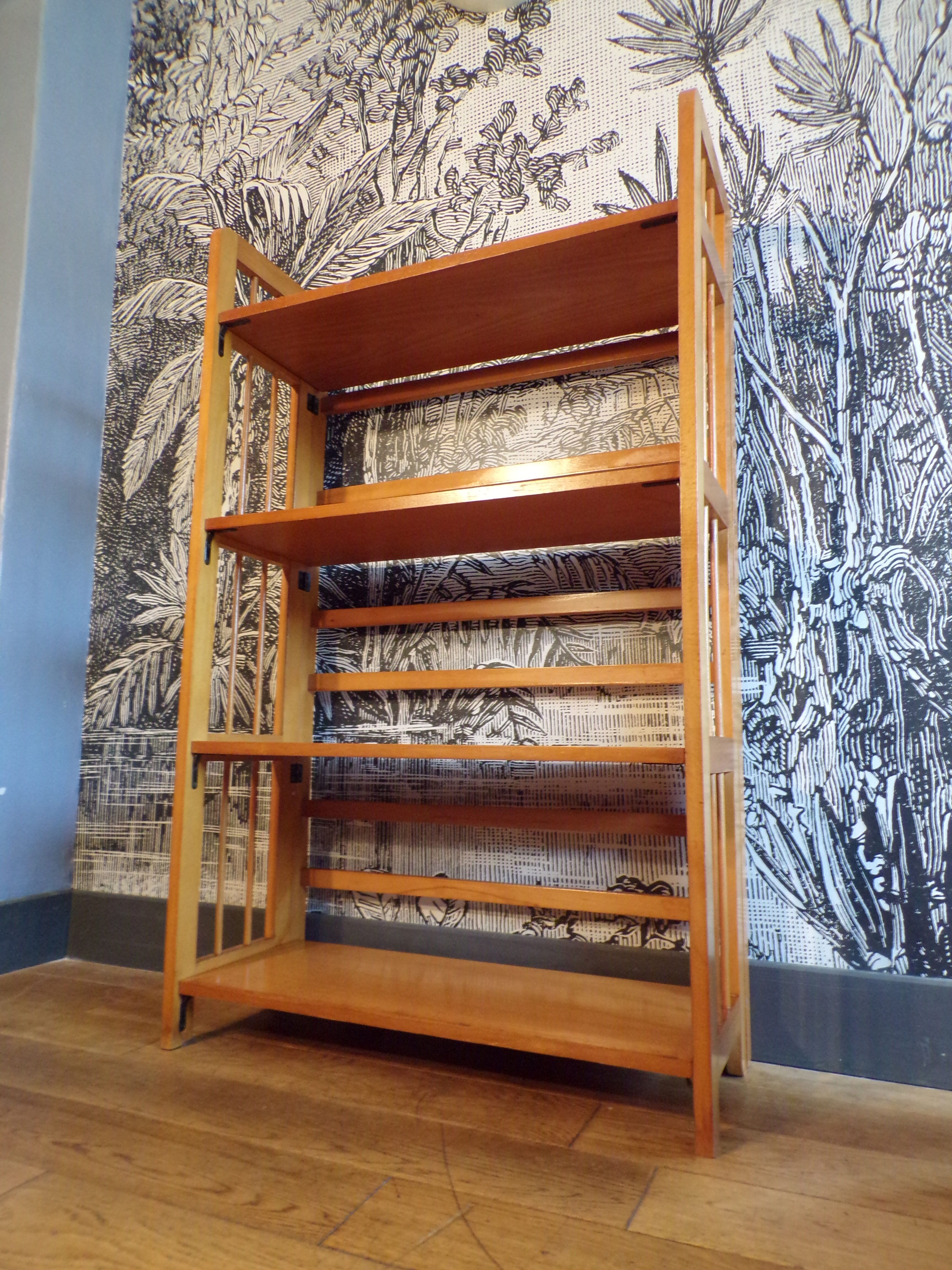 Bookseller's folding shelf