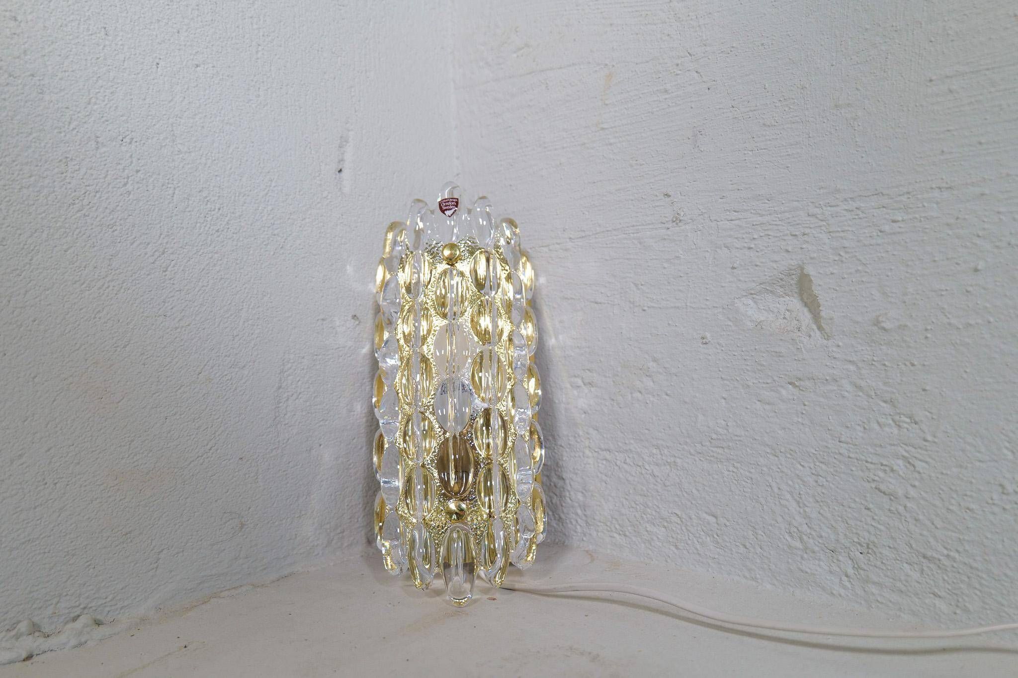 Modern mid-century crystal wall sconces in the shape of a drop by Orrefors by Carl Fagerlund.