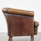 Fauteuil club en cuir de mouton de caractère avec une apparence luxueuse et rustique
