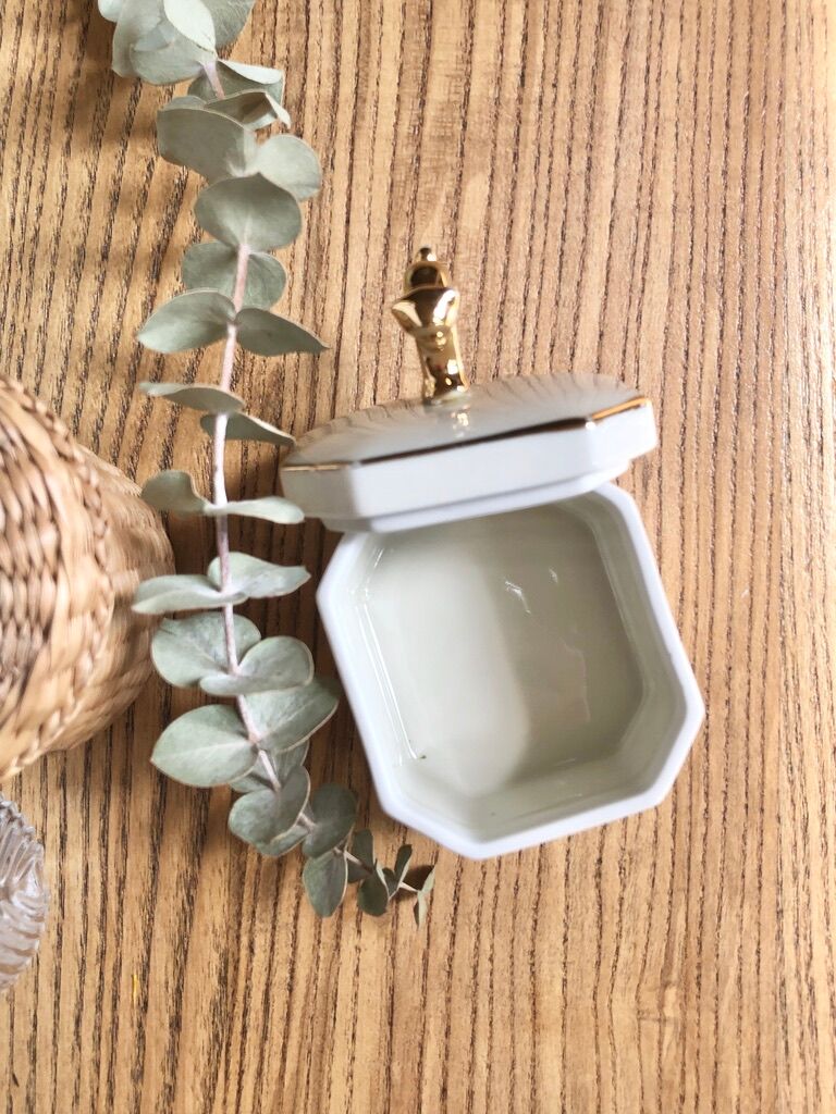 Porcelain jewelry box "golden cat"