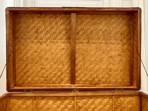 Malle chinoise vintage en vannerie, bois laqué noir et doré et laiton