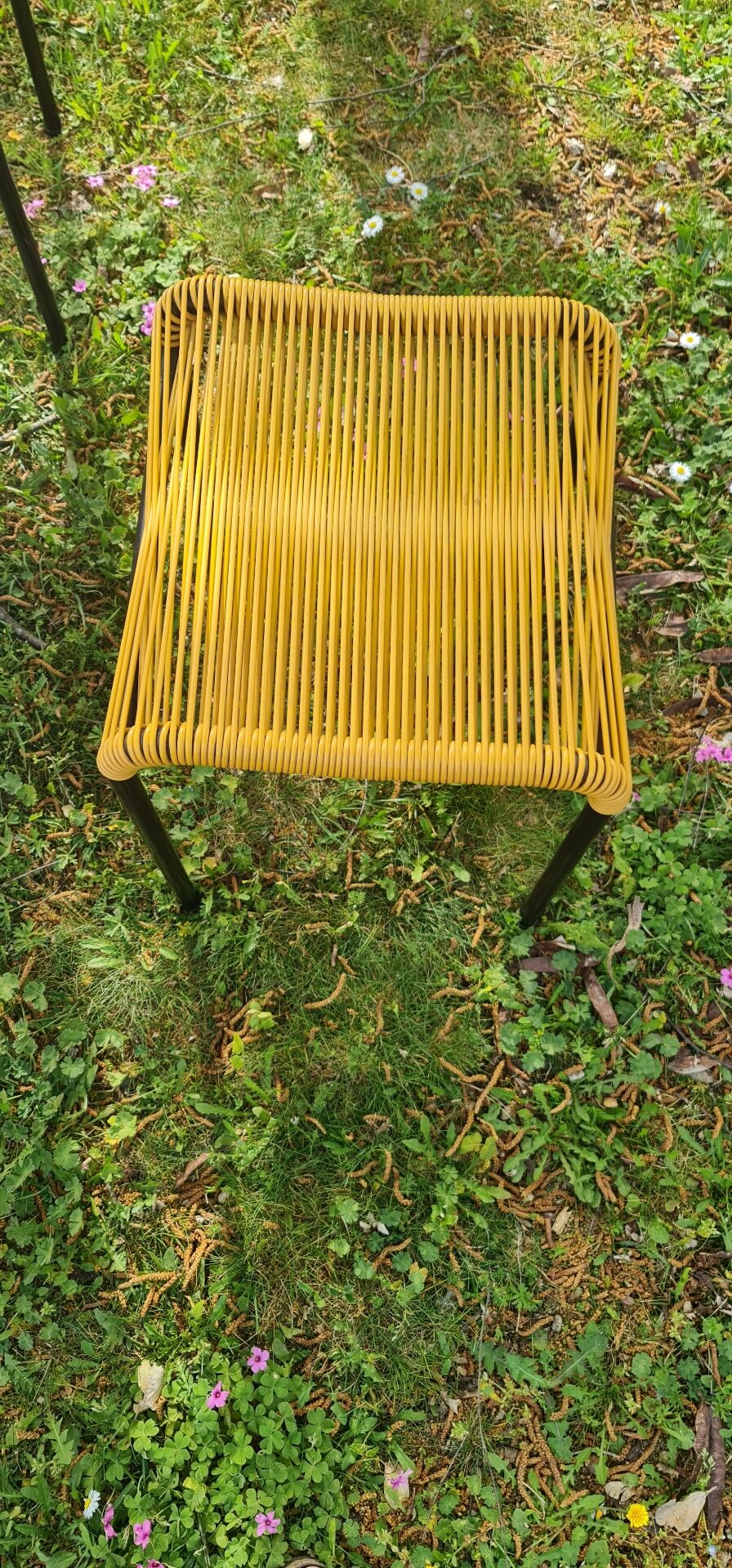 Salon de jardin comprenant table basse ronde en scoubidou et 4 tabourets assortis