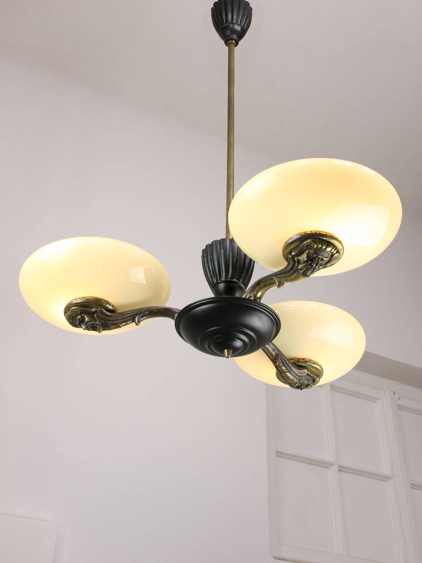 Lustre figuratif Art Déco en laiton français, 1930