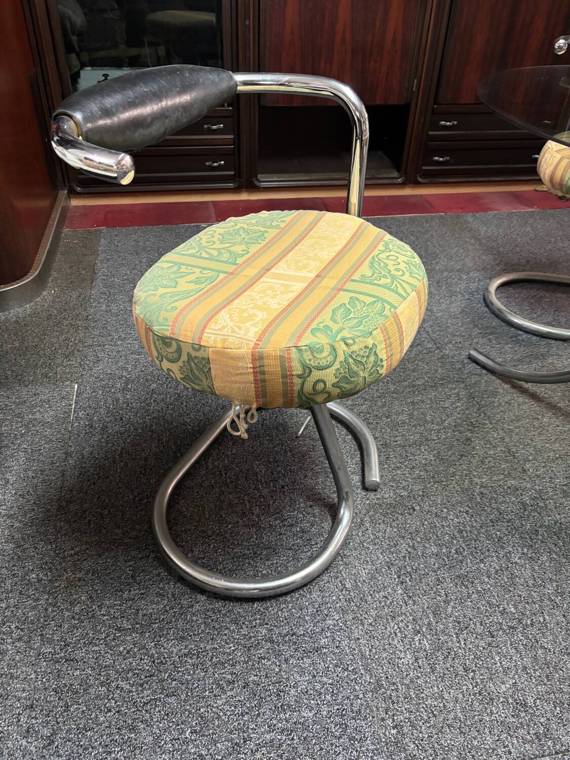 Table ronde en verre avec 3 chaises vintages