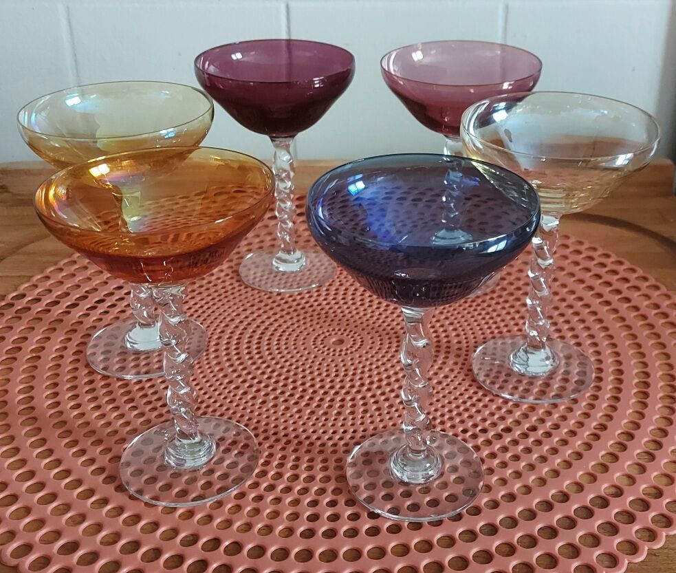 6 coupes à  champagne pied torsadé multicolore annee 1970