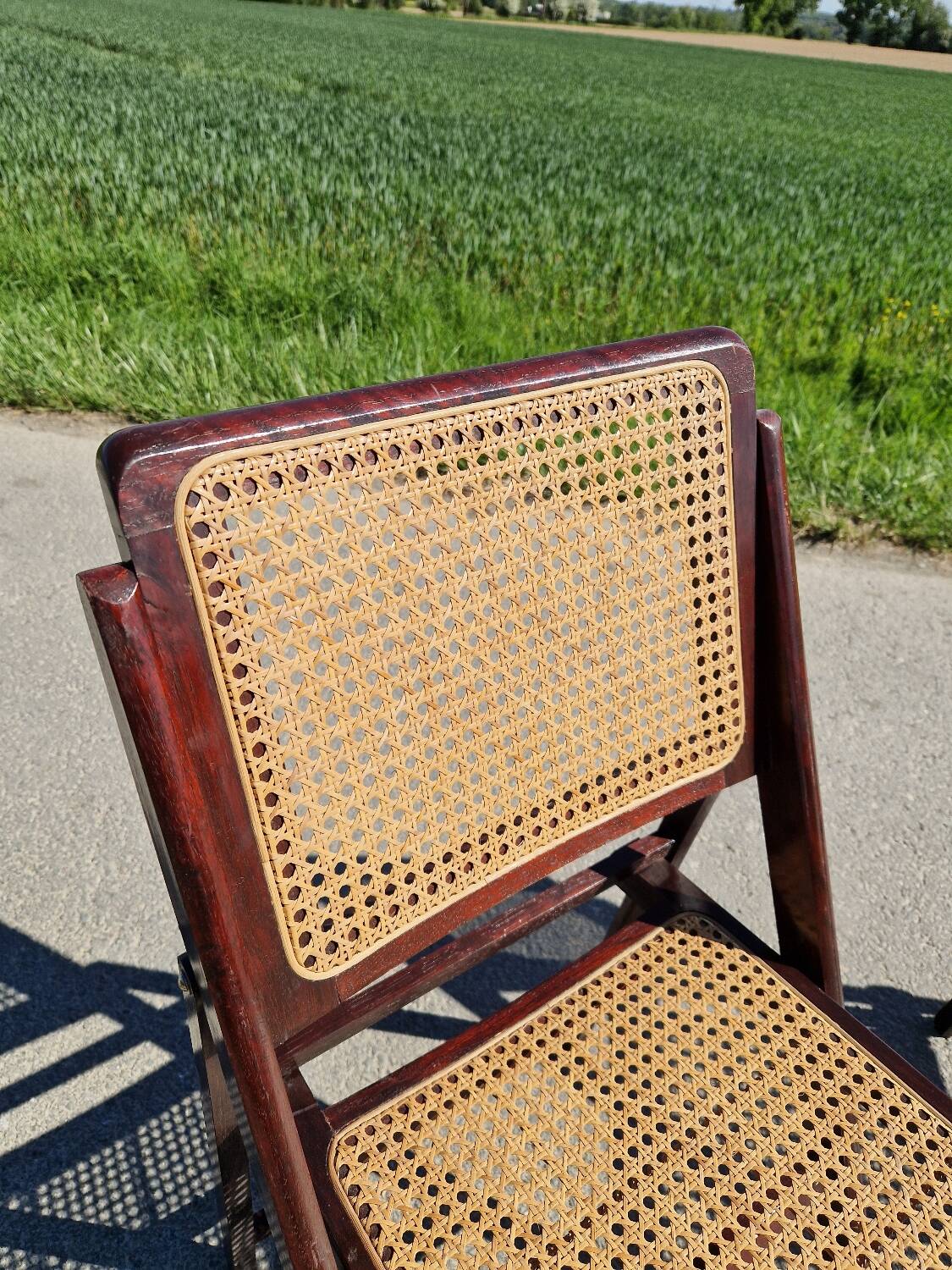Set of 2 folding chairs in wood and cane.