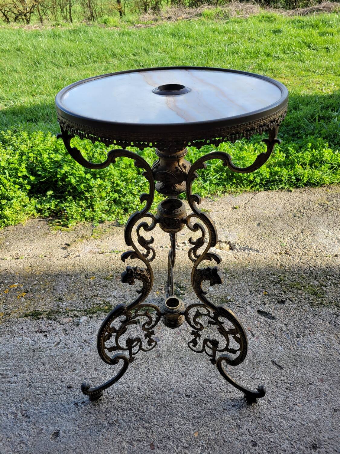 Round table in marble and gilded bronze