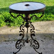Table ronde en marbre et bronze doré