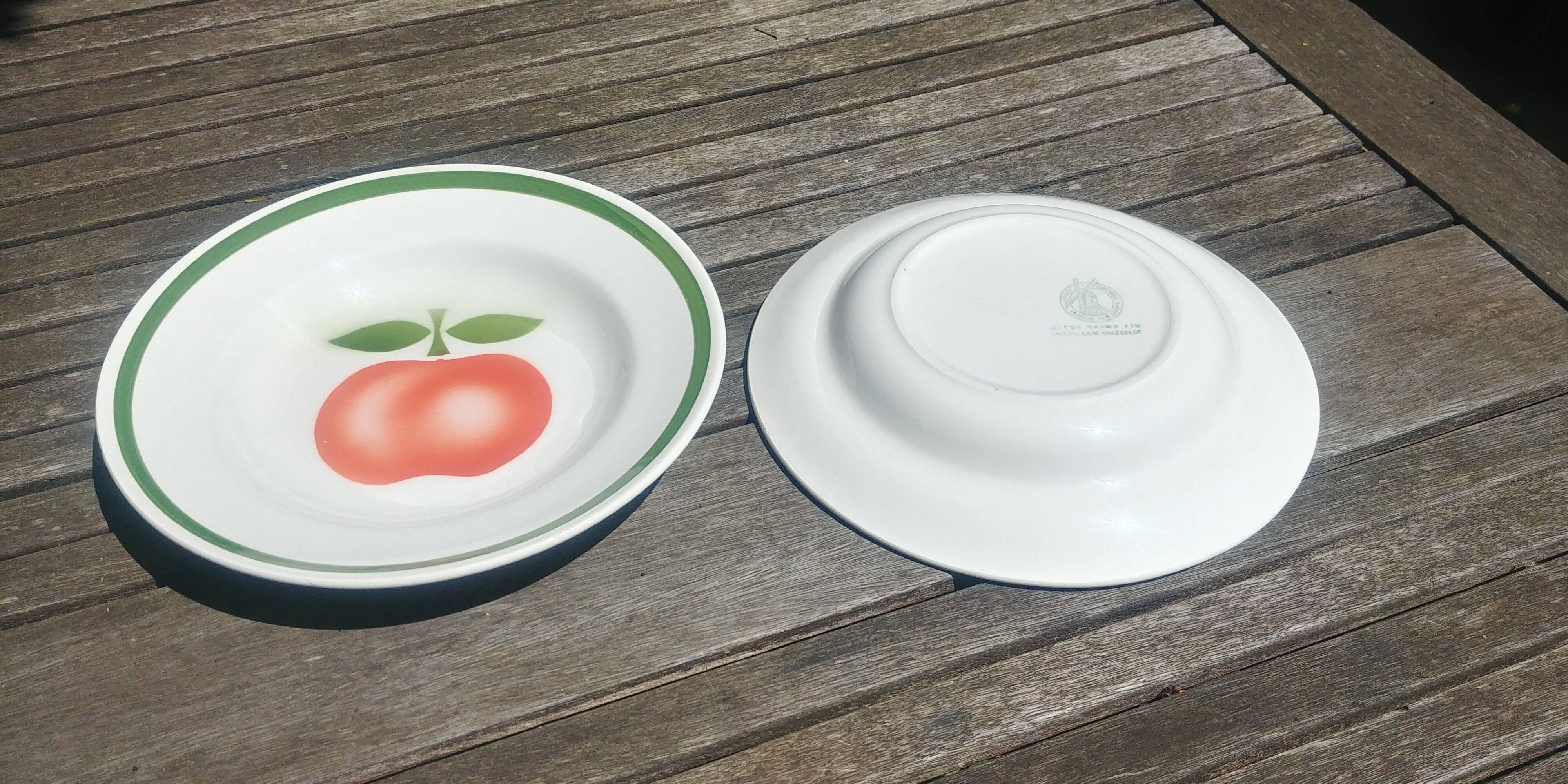Two hollow plates Moulin des Loups apple decor