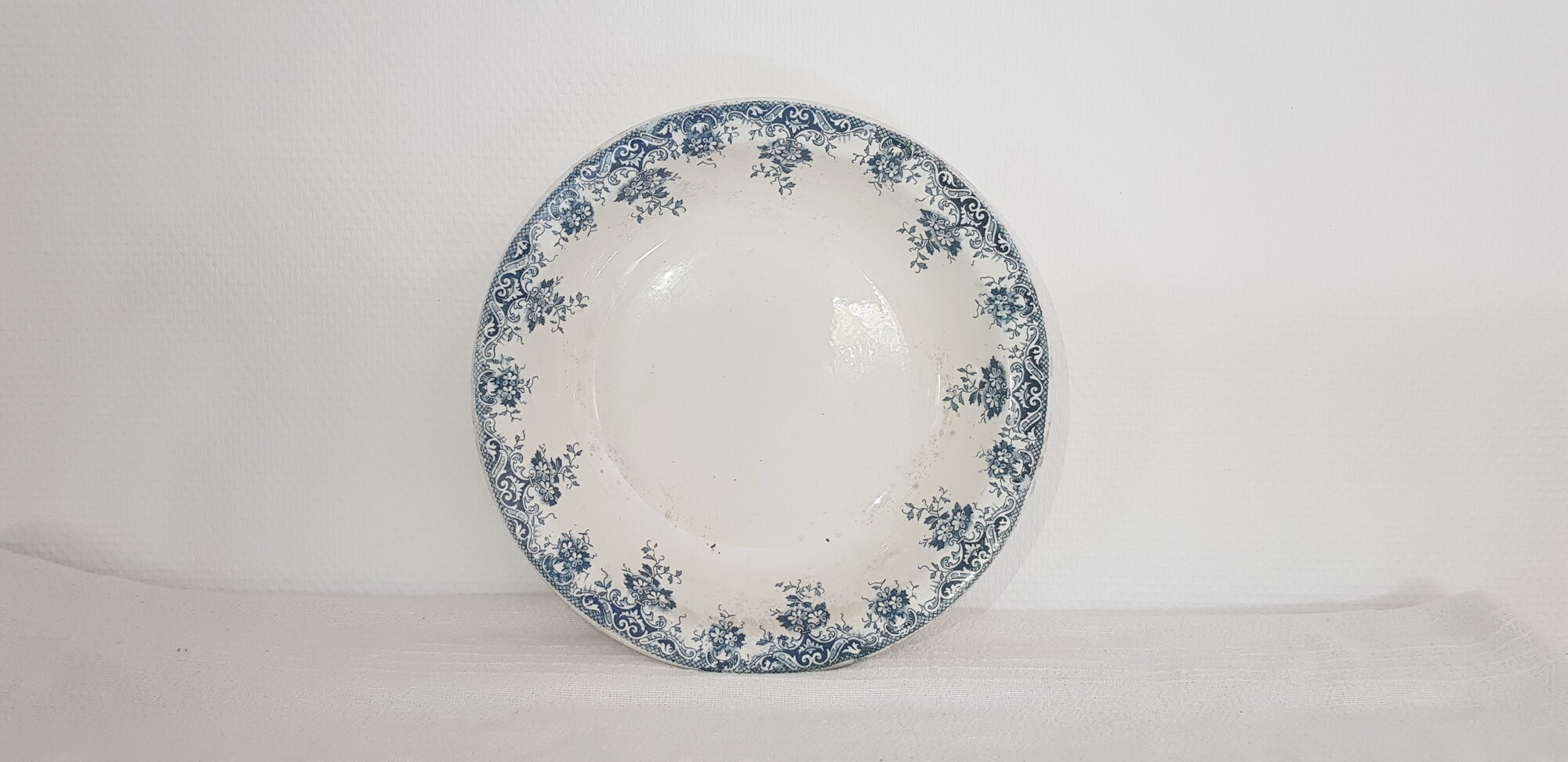 Hollow flat in earthenware of St Amand and Hamage model Primery, iron earth.