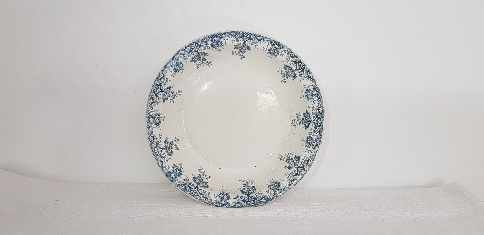 Plat creux en faïence de St Amand et Hamage modèle Primevère, terre de fer.