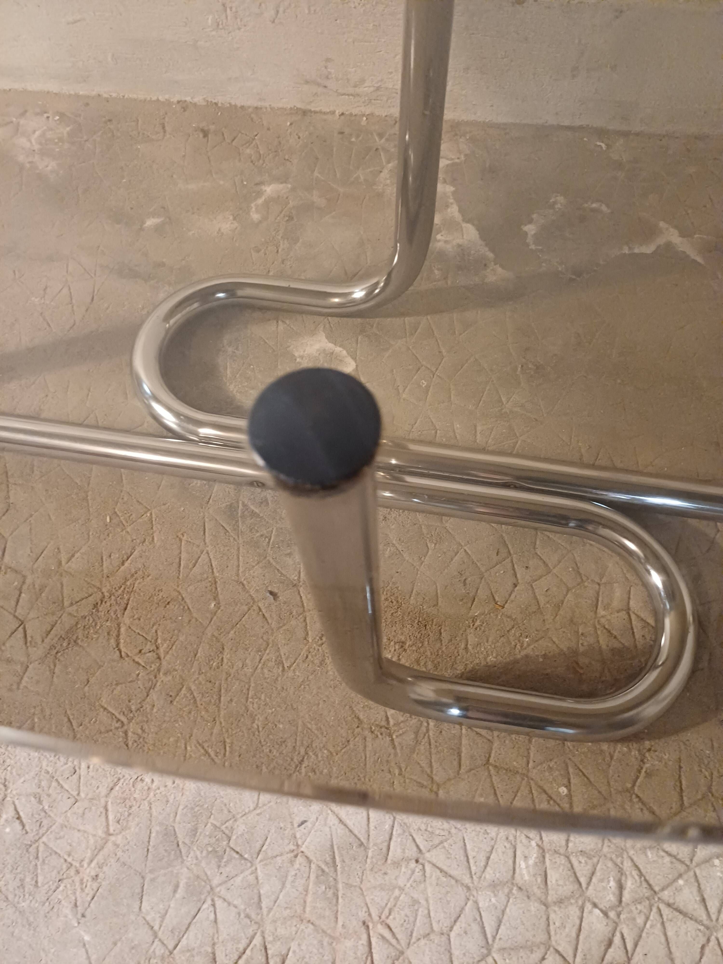 Table basse en verre fumé et métal chromé