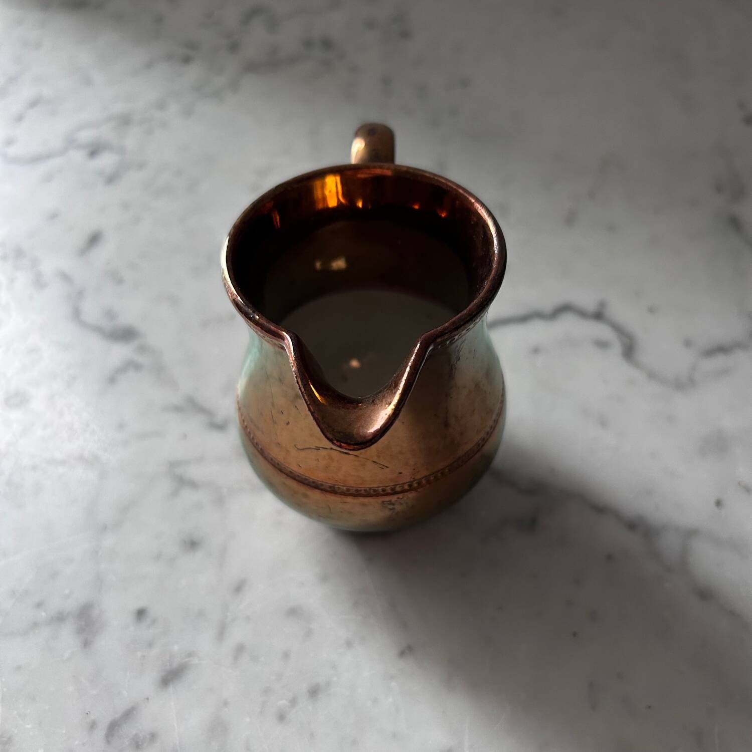 Crémier en porcelaine mordorée 