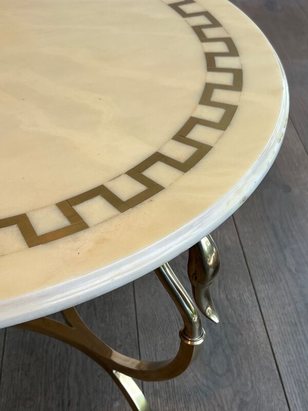 Table basse ronde Maison Jansen de style néoclassique en laiton à cols et pattes de cygnes et plateau de marbre incrusté de laiton