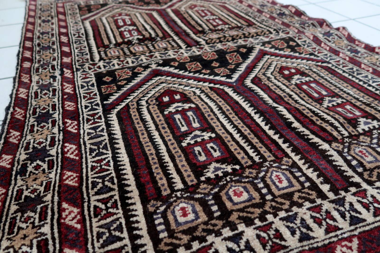 Tapis de prière vintage afghan Baluch fait main en laine – 95 x 142 cm