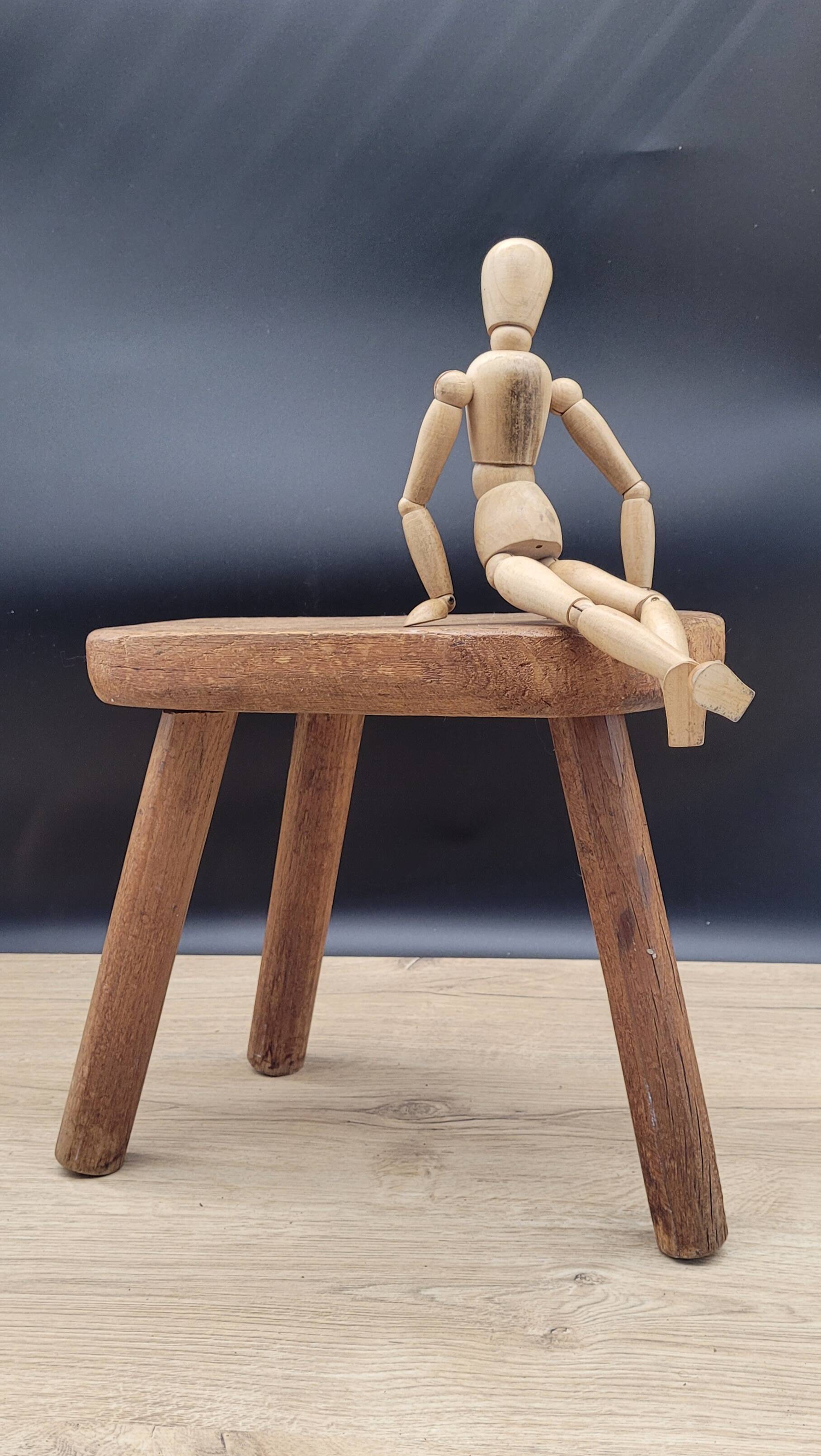 Tabouret tripode brutaliste ovale