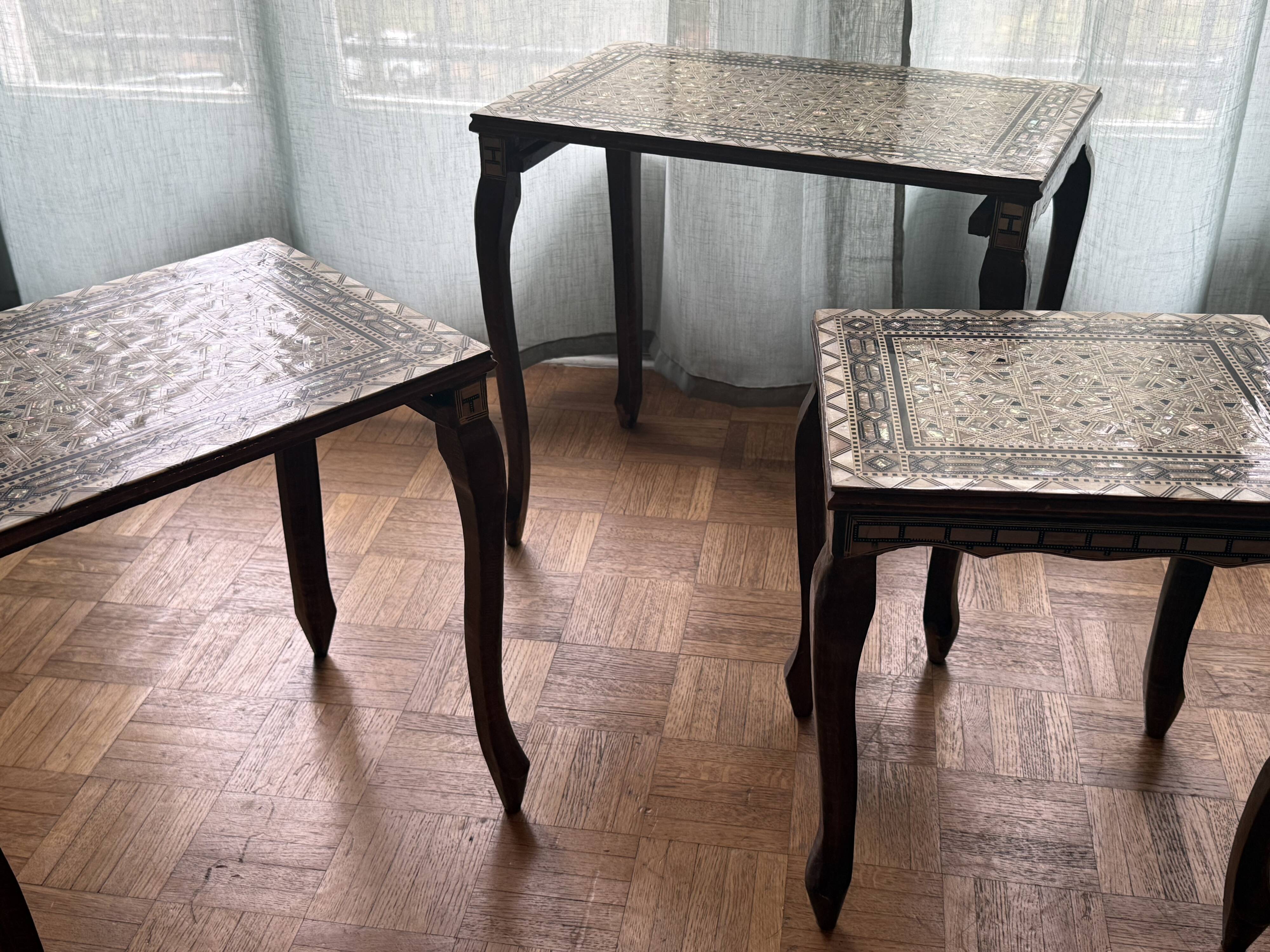 Ensemble de 3 tables gigognes en bois et nacre, style damascène