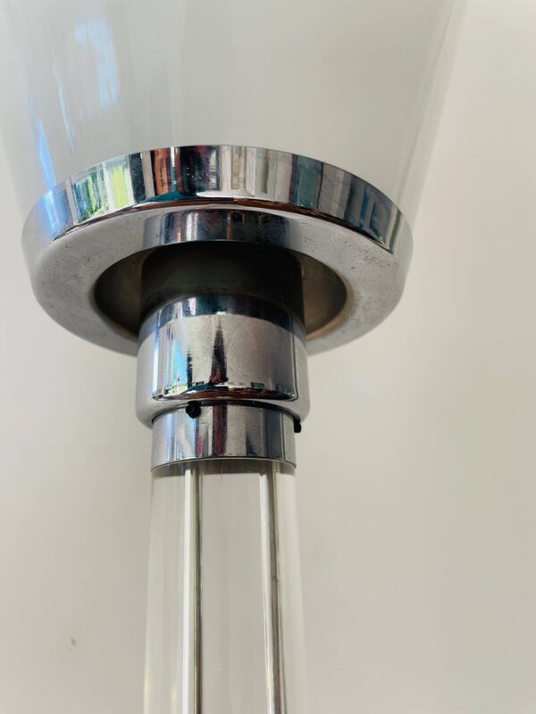 Lampe design unique d'Ingo Maurer. Lampadaire design M de Maurer. Verre à lait, fond transparent.