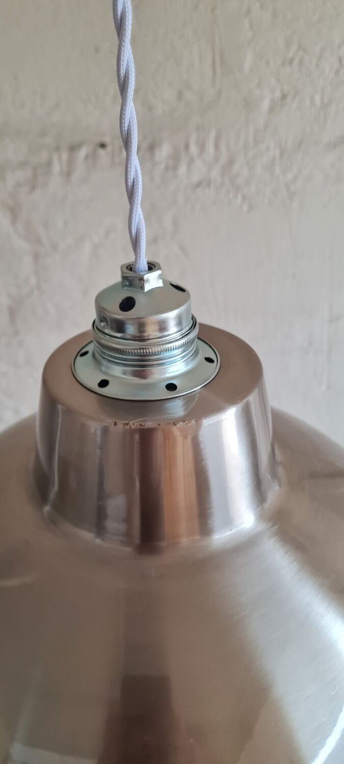 Enamelled sheet metal hanging lamp