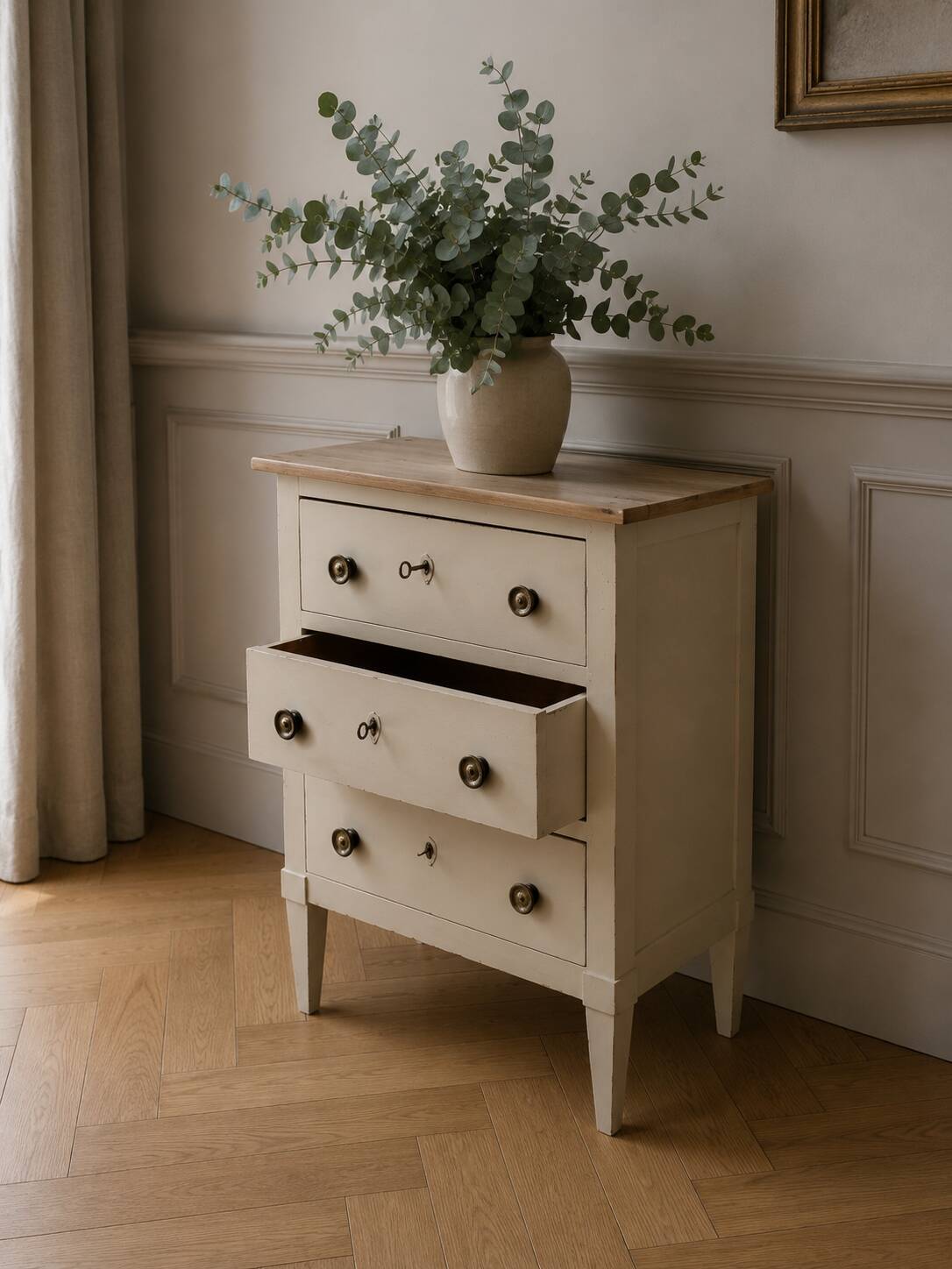 Petite commode classique sublimée en beige, plateau bois.