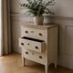 Petite commode classique sublimée en beige, plateau bois.