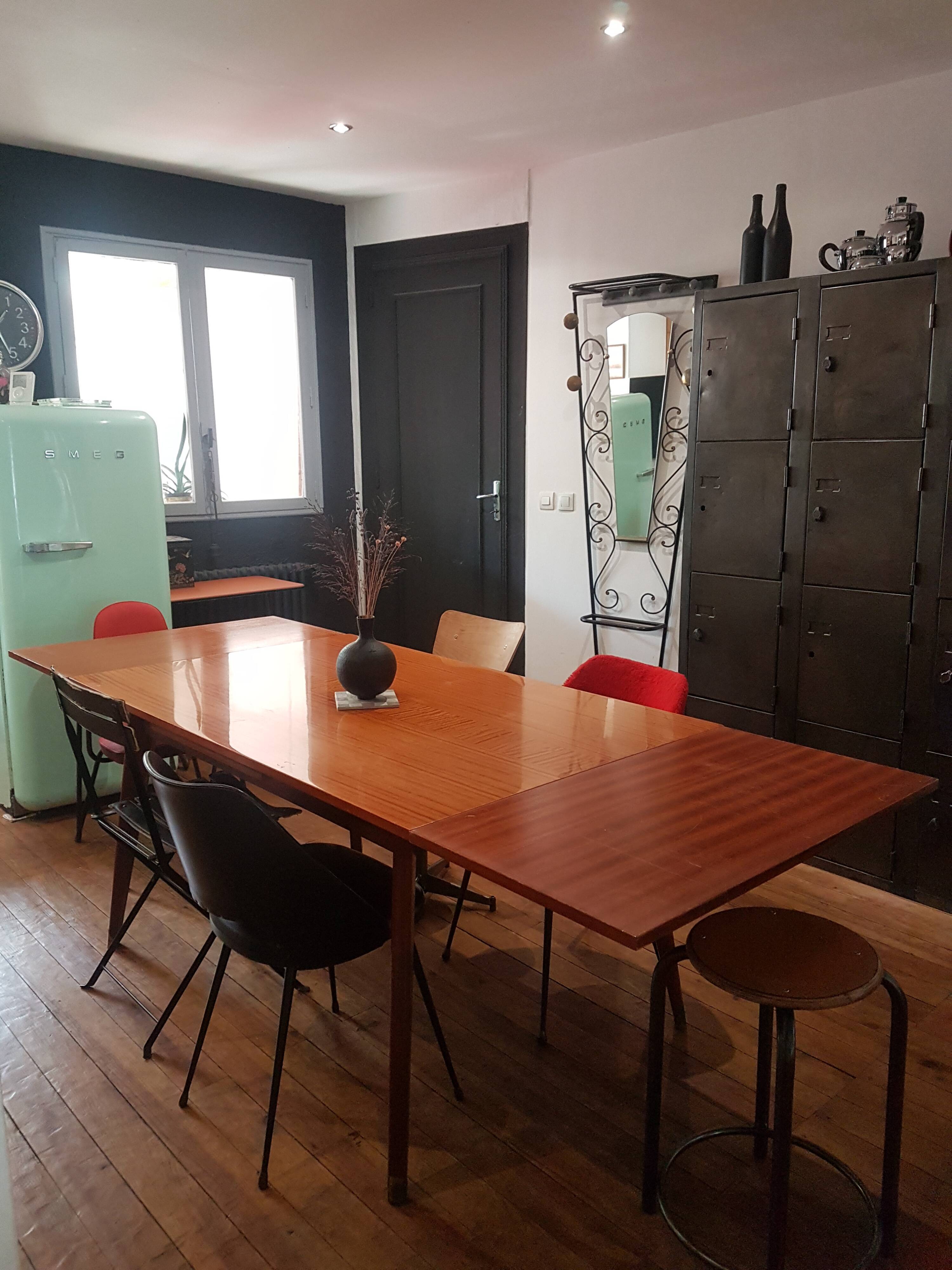 Table with extensions compass legs