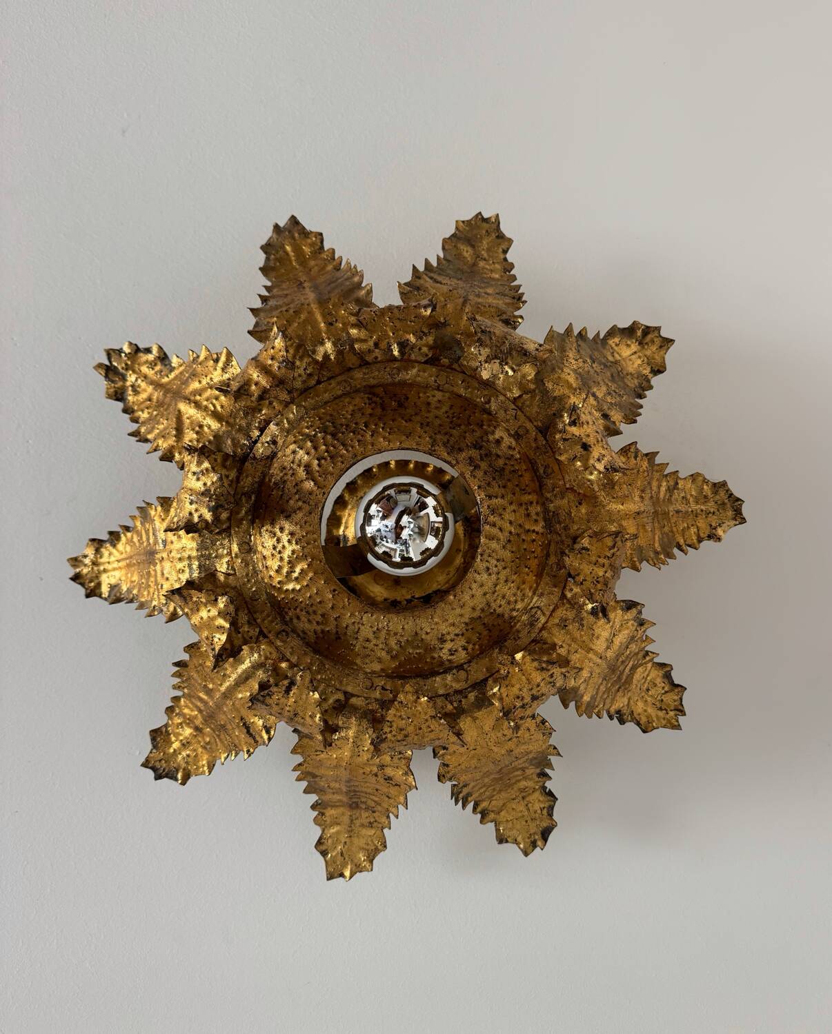Plafonnier soleil fer forgé doré années 60