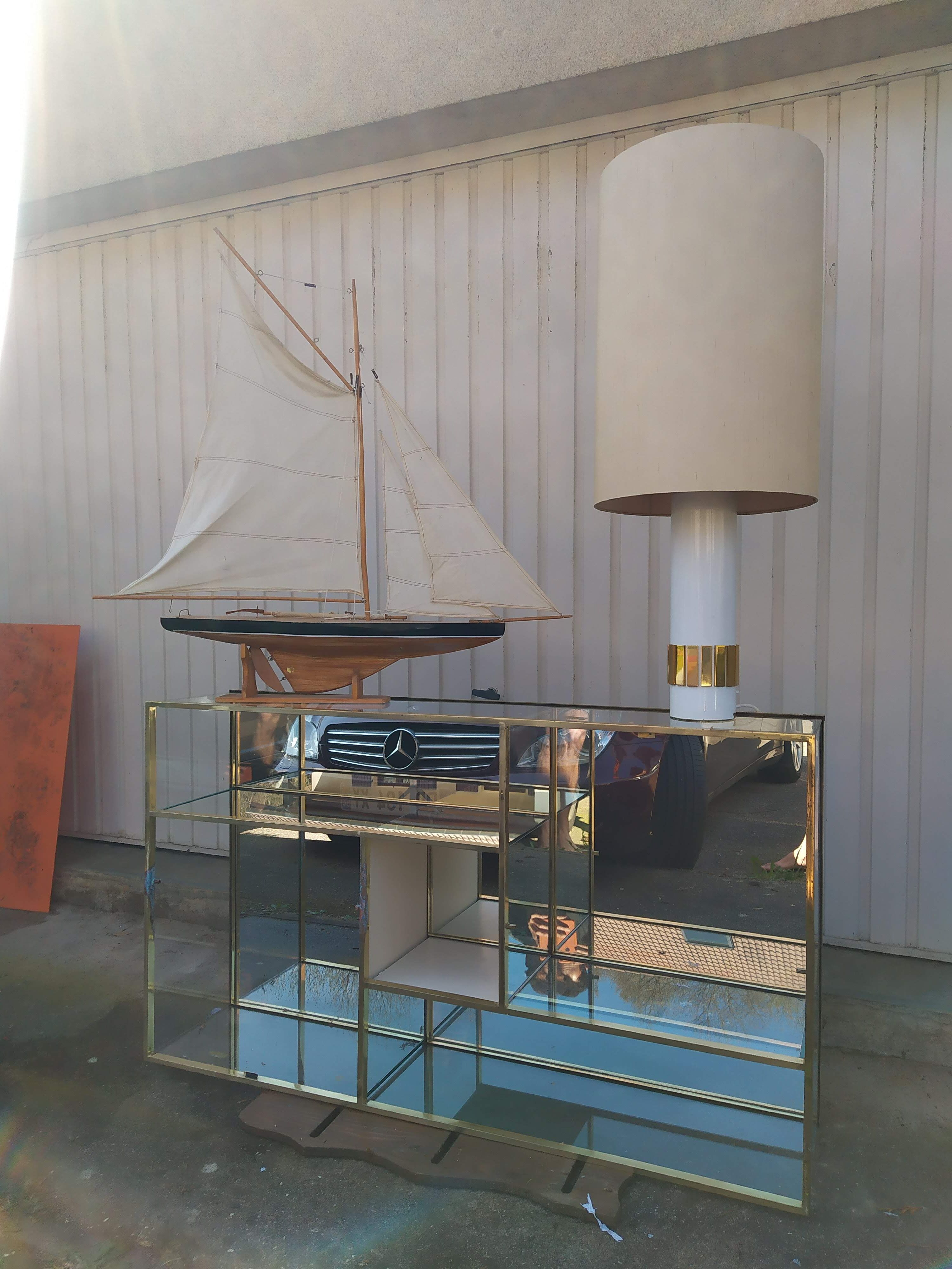 Showcase shelf, brass bar and mirror 70