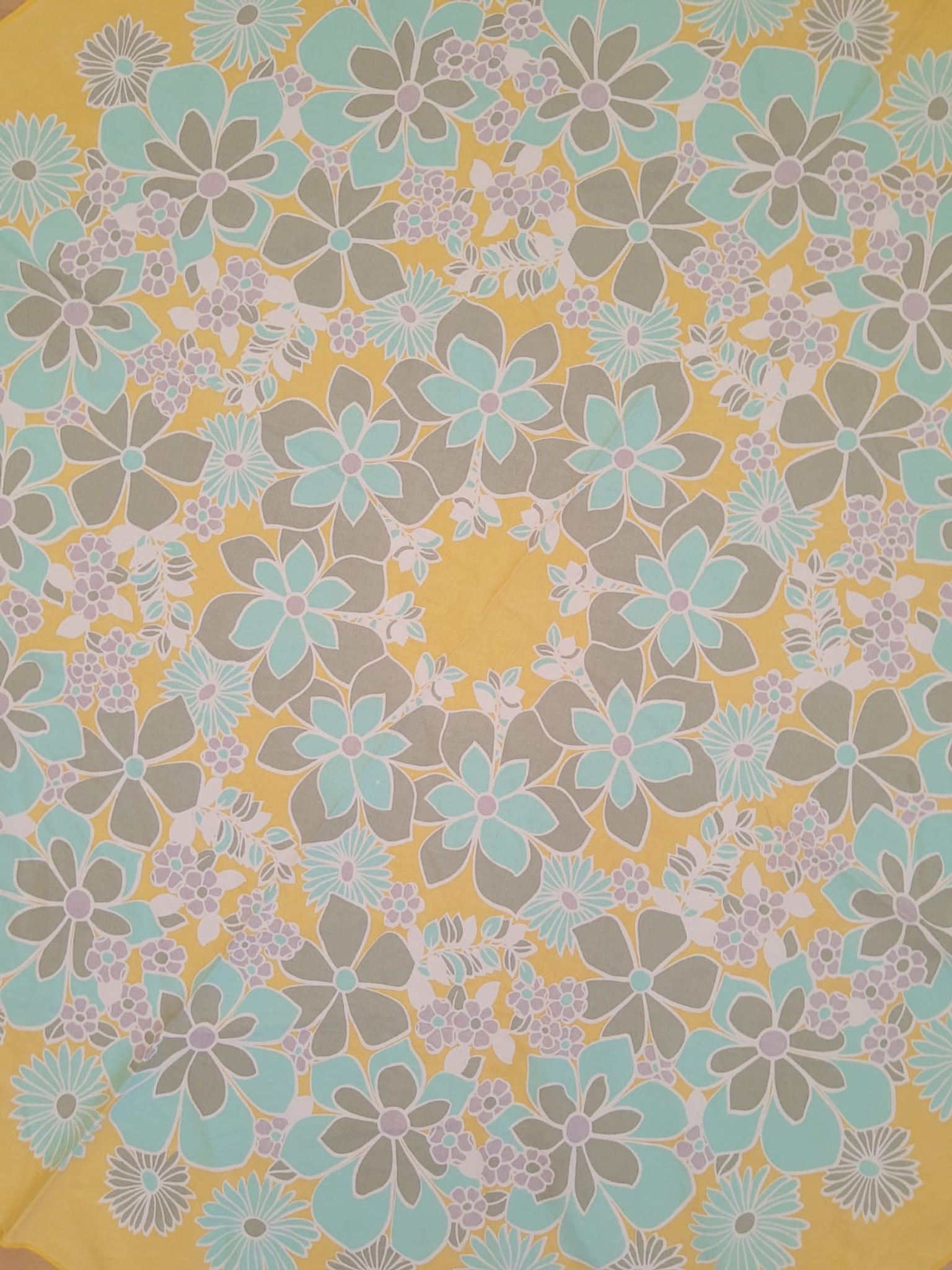 Round tablecloth and 6 napkins with vintage flower patterns