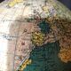 Globe terrestre lumineux Perrina en verre