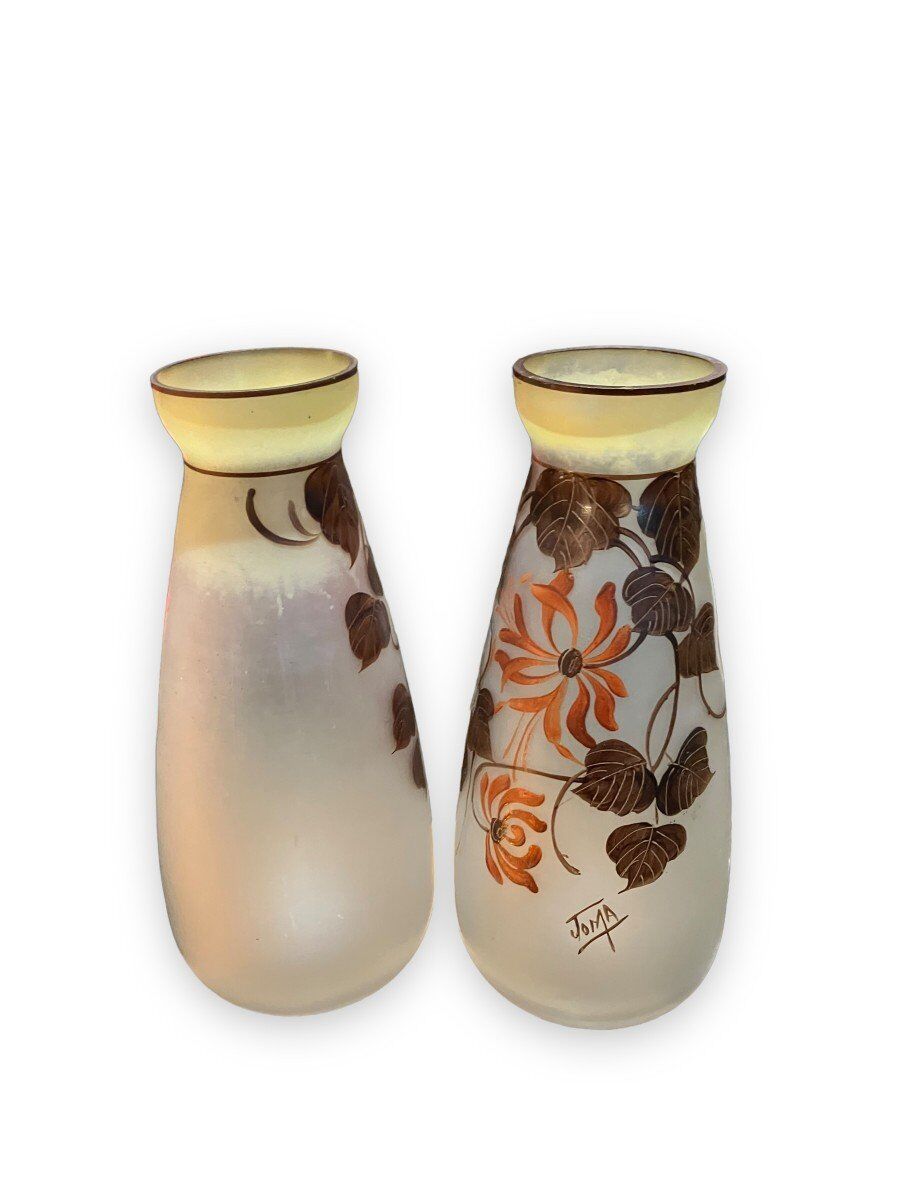 Paire de vases en pâte de verre peinte signés joma